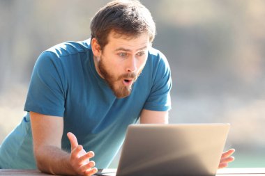 Güneşli bir günde laptopun içeriğini kontrol eden inanılmaz bir adam.