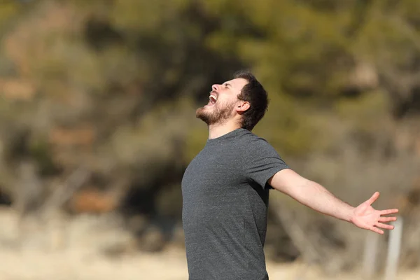 Side View Portrait Excited Man Screaming Nature Outstretching Arms — ストック写真