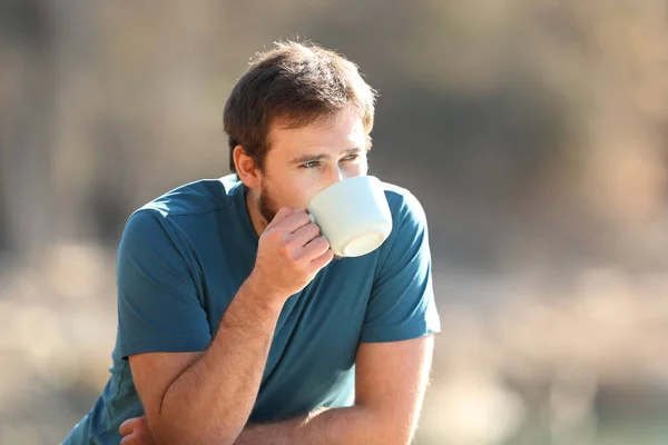 Pensiv Man Dricker Kaffe Avkopplande Utomhus — Stockfoto