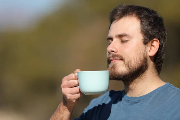 Χαλαρός Άνθρωπος Απολαμβάνοντας Φλιτζάνι Καφέ Στέκεται Στη Φύση — Φωτογραφία Αρχείου