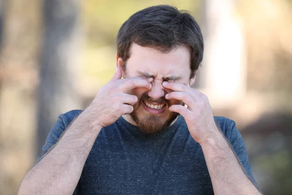 Vooraanzicht Portret Van Een Man Schroeven Jeukende Ogen Natuur — Stockfoto