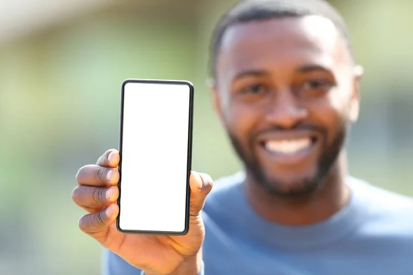 Přední Pohled Portrét Šťastného Muže Černou Pletí Zobrazující Prázdný Telefon — Stock fotografie