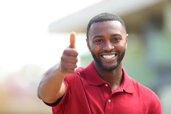 Retrato Vista Frontal Hombre Feliz Con Piel Negra Señalando Pulgar —  Fotos de Stock