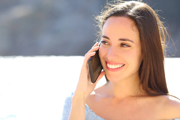Счастливая Женщина Разговаривает Мобильному Телефону Гуляя Пляжу Летних Каникулах — стоковое фото