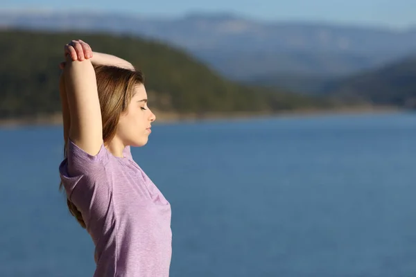 Retrato Una Mujer Concentrada Estirando Los Brazos Naturaleza Después Del — Foto de Stock