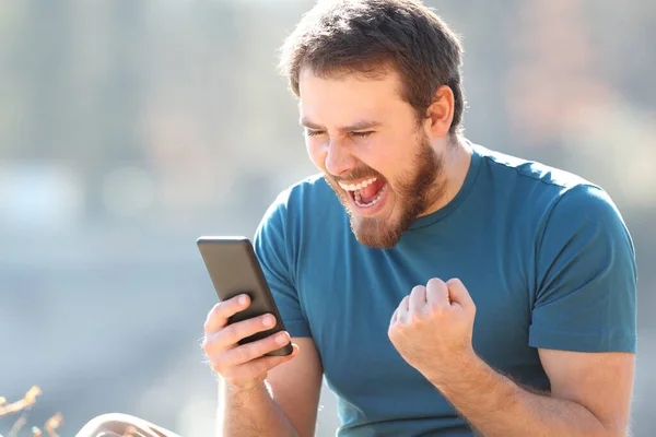 Opgewonden Man Vindt Goed Nieuws Smartphone Het Vieren Van Buiten — Stockfoto