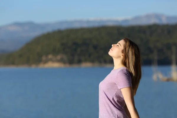 Ritratto Laterale Adolescente Soddisfatta Che Respira Aria Fresca Lago — Foto Stock