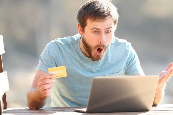Hombre Sorprendido Comprar Línea Con Ordenador Portátil Tarjeta Crédito Naturaleza —  Fotos de Stock