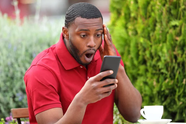 Amazed Man Black Skin Checking Mobile Phone Content Bar — Stock Photo, Image