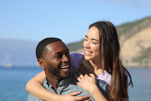 Gelukkig Interraciaal Paar Lachen Het Strand Zomer Vakantie — Stockfoto