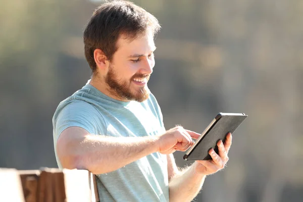 Glücklicher Mann Der Einem Sonnigen Tag Freien Online Tabletinhalte Überprüft — Stockfoto