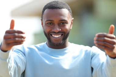 Siyah tenli mutlu bir adamın portresi sokağa gel diyor.