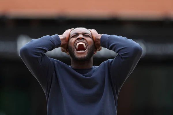 Retrato Hombre Estresado Con Piel Negra Gritando Calle —  Fotos de Stock