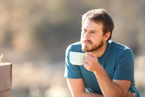 Man Överväger Utsikt Håller Kaffemugg Njuter Naturen — Stockfoto