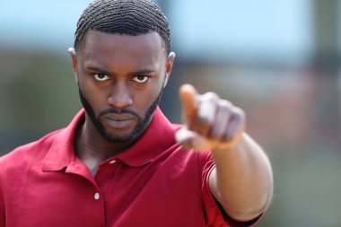 Siyah derili kızgın bir adamın sokak kamerasını gösteren portresi.