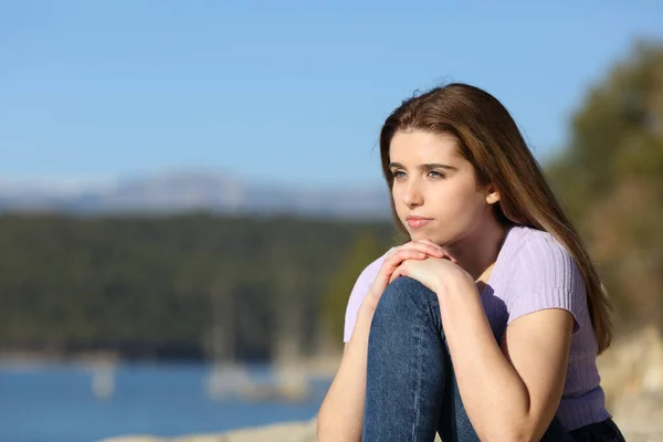 Pensativo Adolescente Sentado Contemplando Hermosas Vistas Lago — Foto de Stock