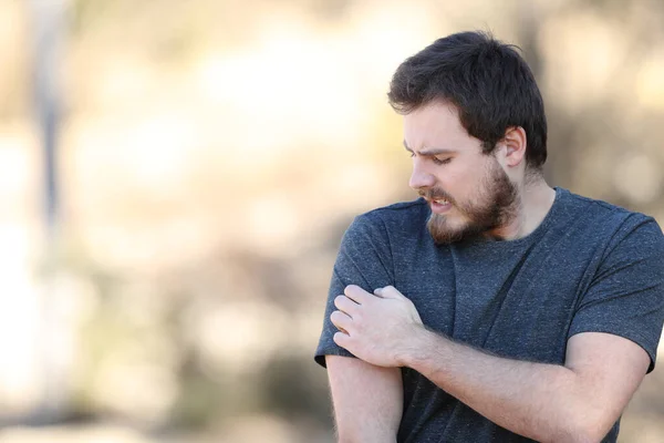 Stressed Man Scratching Itchy Arm Complaining Nature — ストック写真