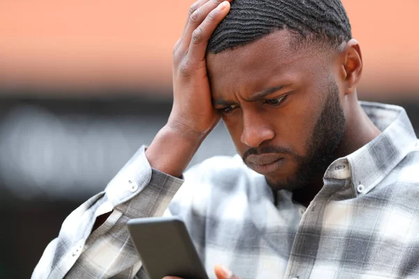 Worried Man Black Skin Complaining Checking Smart Phone Content Street — Stock Photo, Image