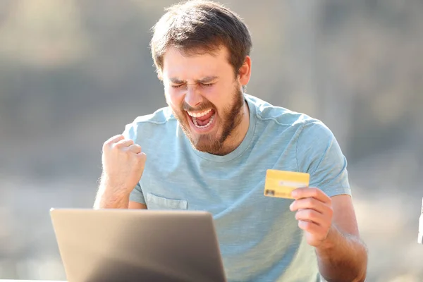 Aufgeregter Mann Mit Online Kreditkartenkauf Auf Laptop Feiert Erfolg Freien — Stockfoto