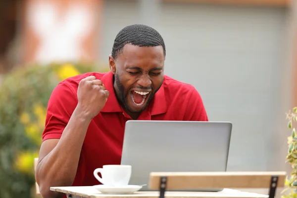 Opgewonden Man Met Zwarte Huid Controleren Laptop Inhoud Vieren Een — Stockfoto