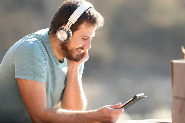 Hombre Feliz Con Auriculares Inalámbricos Viendo Contenido Multimedia Tableta Aire —  Fotos de Stock