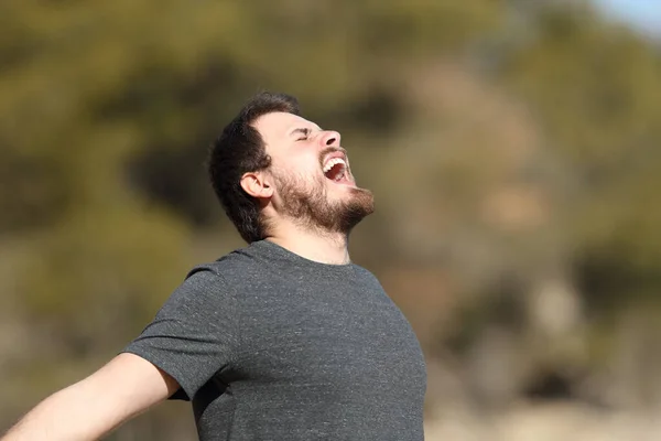 Hombre Excitado Está Gritando Aire Naturaleza —  Fotos de Stock