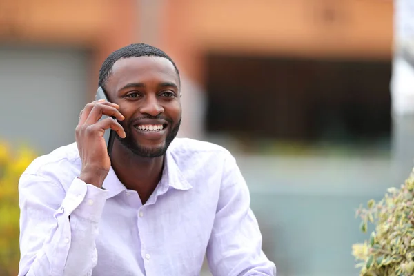 Hombre Feliz Con Piel Negra Hablando Por Teléfono Móvil Terraza —  Fotos de Stock