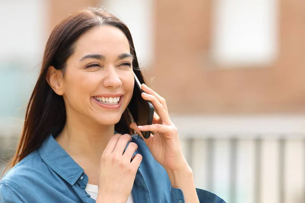 Lycklig Kvinna Pratar Telefon Skrattar Stående Gatan — Stockfoto