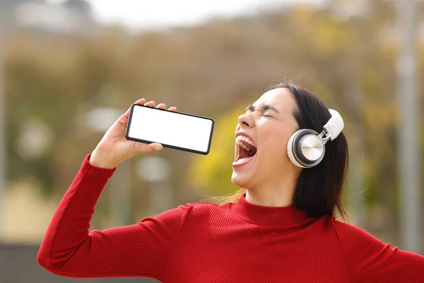 Mulher Feliz Vermelho Usando Fones Ouvido Cantando Rua Com Tela — Fotografia de Stock