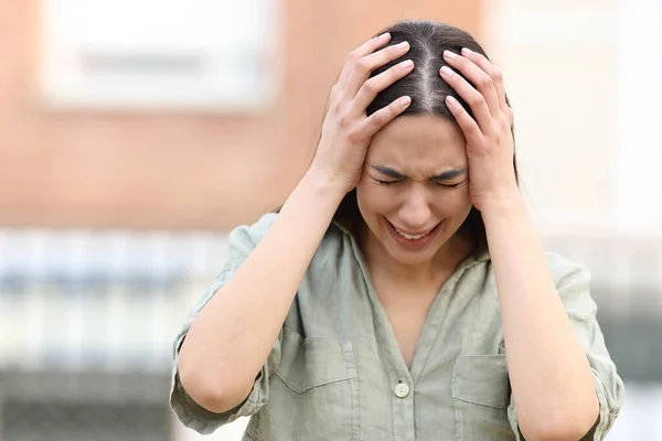 Triste Femme Plaignant Désespérément Debout Dans Rue — Photo