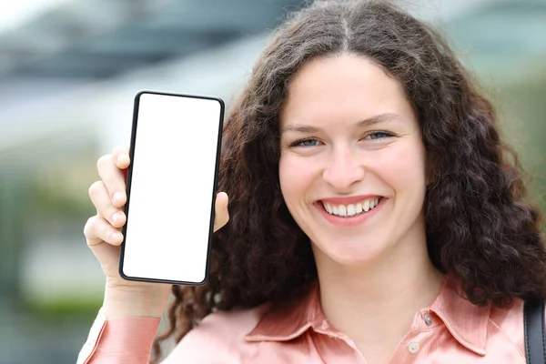 Framifrån Elegant Lycklig Kvinna Med Blus Visar Tom Telefonskärm Gatan — Stockfoto