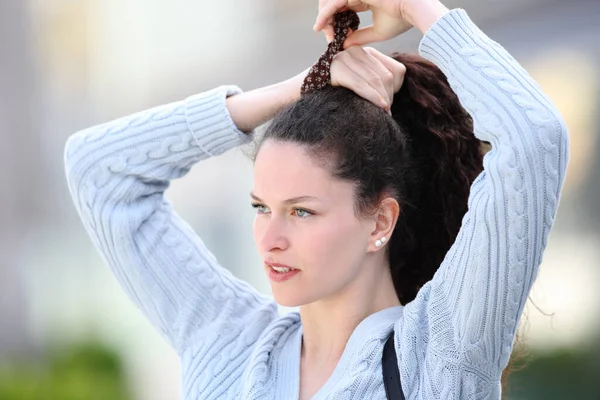 Casual Woman Doing Ponytail Walking Street — Stockfoto