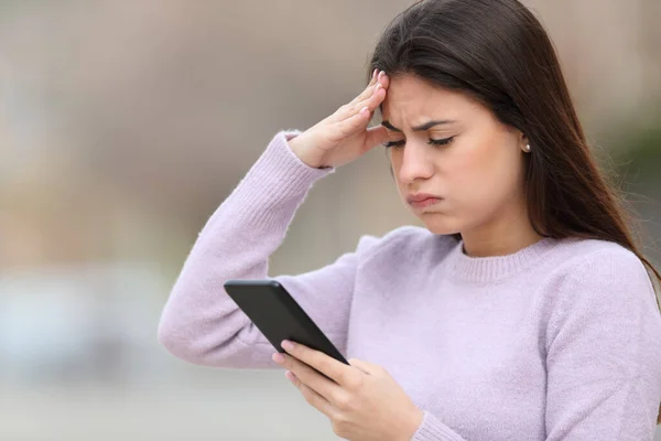 Frustrasi Remaja Memeriksa Konten Telepon Pintar Berdiri Jalan — Stok Foto