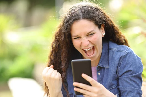 Spännande Kvinna Grön Park Kontroll Telefon Firar Framgång — Stockfoto