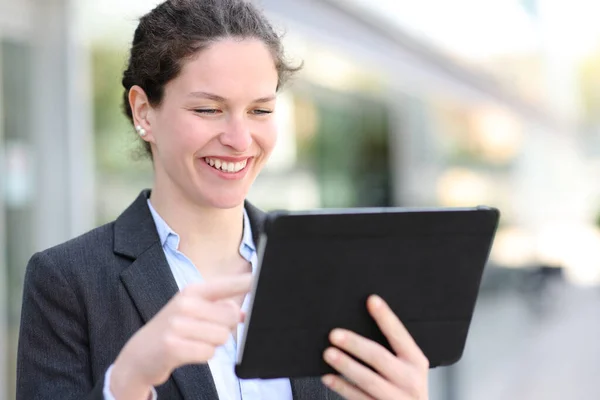 Happy Executive Using Tablet Walking Street — Foto Stock