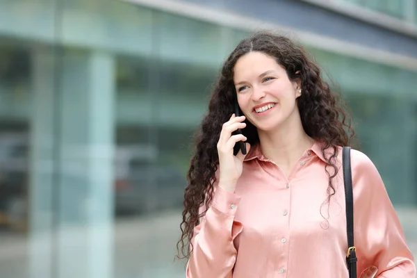 Glad Elegant Kvinna Talar Smarttelefon Promenader Gatan — Stockfoto