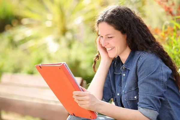 Glückliche Frau Sitzt Einem Park Und Studiert Papiernotizen — Stockfoto