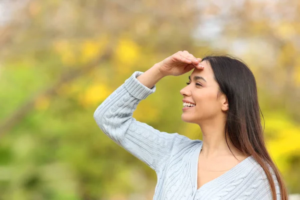 Happy Woman Searching Hand Forehead Standing Park — Stock fotografie