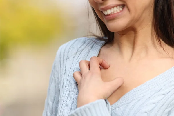 Close Portrait Stressed Woman Scratching Itchy Chest Park — Stockfoto