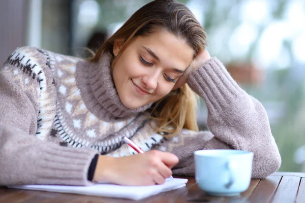 Donna Felice Prendere Appunti Una Terrazza Bar Inverno — Foto Stock