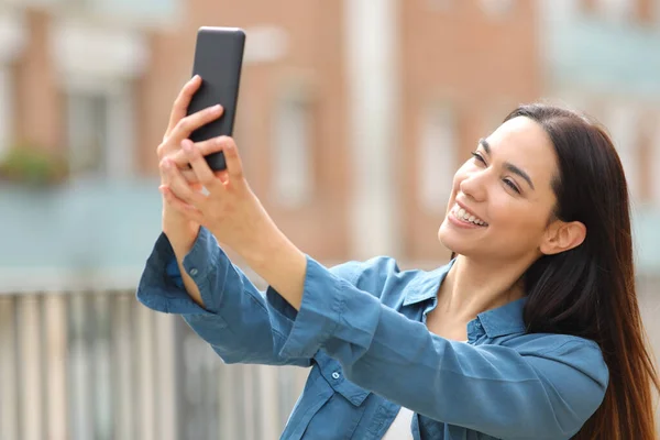 Mujer Feliz Posando Tomando Selfie Con Teléfono Inteligente Calle — Foto de Stock