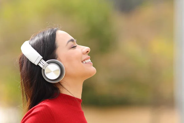 Side View Portrait Happy Woman Listening Music Wearing Wireless Headphones —  Fotos de Stock
