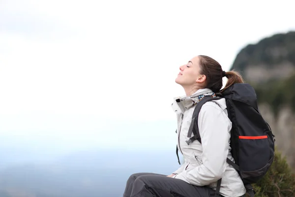 Profile Trekker Breathing Fresh Air Resting Sitting Mountain — Stock Fotó