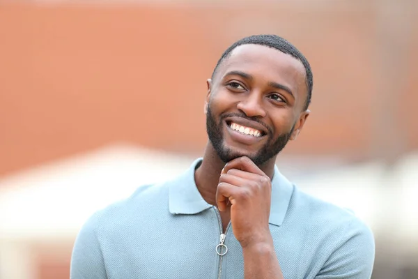 Retrato Vista Frontal Hombre Feliz Con Piel Negra Pensando Mirando —  Fotos de Stock