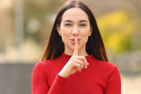 Vista Frontal Una Mujer Feliz Rojo Pidiendo Silencio Con Dedo —  Fotos de Stock
