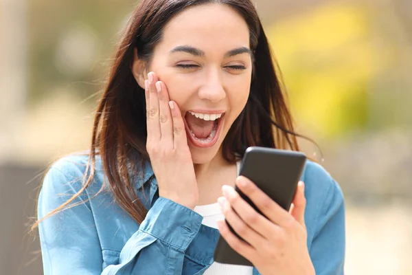 Mulher Chocada Verificando Telefone Inteligente Descobrindo Conteúdo Surpreendente Fora Parque — Fotografia de Stock