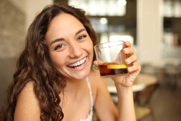 Gelukkige Vrouw Een Bar Met Een Verfrissingsglas Kijkt Lachend Aan — Stockfoto