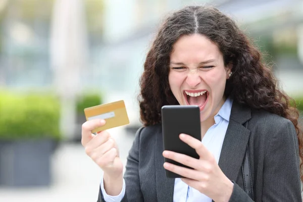 Executivo Animado Comprando Line Com Cartão Crédito Telefone Inteligente Rua — Fotografia de Stock