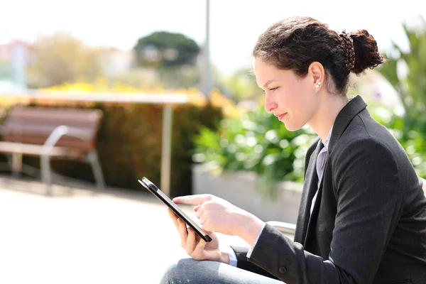 Ritratto Laterale Una Donna Affari Che Utilizza Tablet Seduto Una — Foto Stock