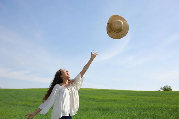 Femme Heureuse Jetant Chapeau Pamela Air Dans Champ Blé — Photo